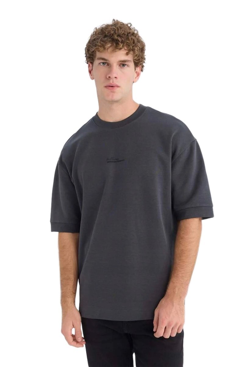 DEFACTO MĘSKI T-SHIRT CZARNY Z OKRĄGŁYM DEKOLTEM I NADRUKIEM S 5DA