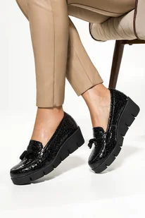 Czarne mokasyny skórzane damskie lakierowane na koturnie z chwostami wzór wężowy PRODUKT POLSKI Casu 5933-41 - Mokasyny damskie - miniaturka - grafika 1