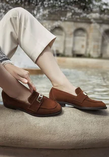 Zamszowe mokasyny z biżuteryjną klamrą brązowe - Mokasyny damskie Zamszowe mokasyny z biżuteryjną klamrą brązowe - Mokasyny damskie - miniaturka - grafika 1