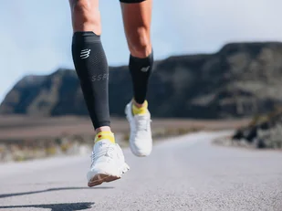 COMPRESSPORT Opaski kompresyjne na łydki R2V3 OXYGEN black steel grey - Pozostały sprzęt i akcesoria do ćwiczeń - miniaturka - grafika 6