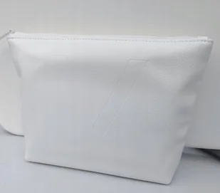 Kosmetyczka Vichy biała - elegancka z dużym V na suwak - Kosmetyczki, organizery i kuferki - miniaturka - grafika 1