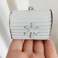 Bombki - Zawieszka metalowa, skrzynka h6cm - biały - miniaturka - grafika 1