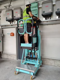 Podnośnik osobowy (udźwig: 140 kg, wymiary platformy: 48x69 cm, maks. wysokość robocza: 482 cm) 00081565 - Wózki magazynowe - miniaturka - grafika 7