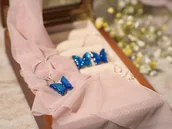 Zestawy biżuterii dla kobiet - Komplet biżuterii z żywicy z niebieskimi brokatowymi motylami - miniaturka - grafika 1