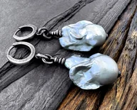 Kolczyki - Srebrne kolczyki ze srebrną perłą barok i tęczowym overtonem - miniaturka - grafika 1