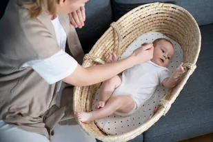 Motherhood prześcieradło bawełniane do gondoli kosza mojżesza 35/75 Czarne kropeczki - Prześcieradła dla dzieci - miniaturka - grafika 1