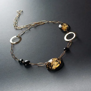 Naszyjnik z onyksem, mosiądzem i złotem płatkowym w żywicy. [WN11] - Naszyjniki - miniaturka - grafika 1