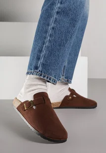 Brązowe Klapki Chodaki z Imitacji Zamszu z Klamrą Aklinera - Klapki i japonki damskie - miniaturka - grafika 1