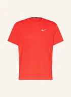Koszulki sportowe damskie - Nike Koszulka Do Biegania Miler rot - miniaturka - grafika 1