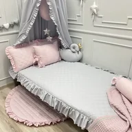 Koce i narzuty dla dzieci - PIKOWANA NARZUTA 90x200cm PORCELANOWO SZARA Z FALBANĄ - miniaturka - grafika 1