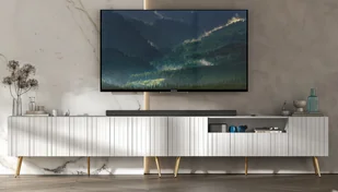 Meble Lindner Komoda RTV Glamour Nowoczesna Szafka RTV Biały Mat Ryflowane fronty Złote Nogi Metalowe Loft 300 cm - Szafki RTV - miniaturka - grafika 1