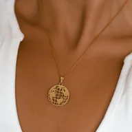 Naszyjniki - Naszyjnik damski złota kula ziemska ze stali chirurgicznej - miniaturka - grafika 1