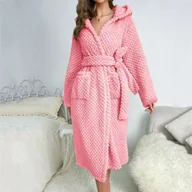 Szlafroki damskie - Jednolity szlafrok damski z ciepłego materiału - Różowy - miniaturka - grafika 1
