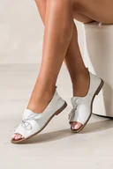 Sandały damskie - Srebrne sandały skórzane damskie przecierane zabudowane z kokardą PRODUKT POLSKI Casu 2660-005 - miniaturka - grafika 1