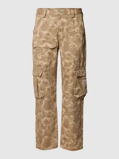 Spodnie męskie - Spodnie cargo z wzorem moro - grafika 1