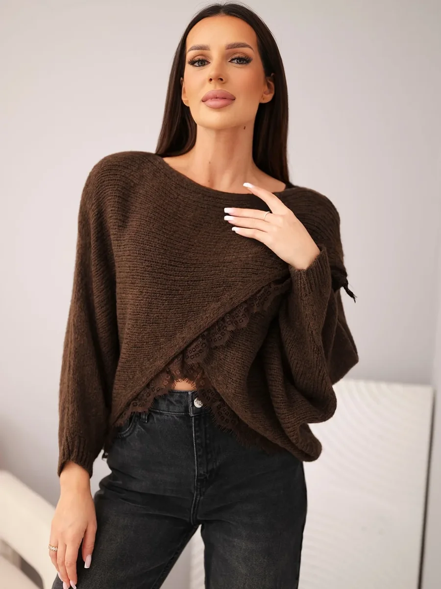 Sweter damski asymetryczny z koronkową wstawką brązowy