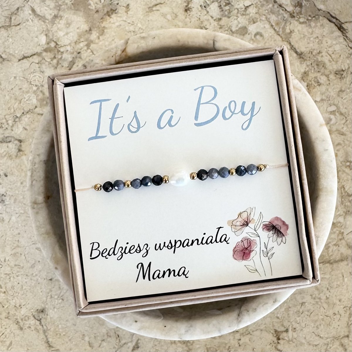 Bransoletka dla przyszłej mamy „It’s a Boy” – szafir, perła, prezent baby shower chłopiec