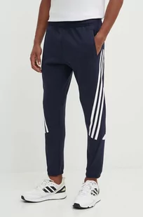 adidas spodnie dresowe Future Icons kolor granatowy z nadrukiem IW8575 - Spodnie męskie - miniaturka - grafika 1