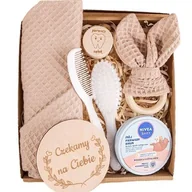 Zestawy upominkowe - Prezent na Baby Shower gryzak ręczniczek kremik zestaw pielęgnacyjny - miniaturka - grafika 1