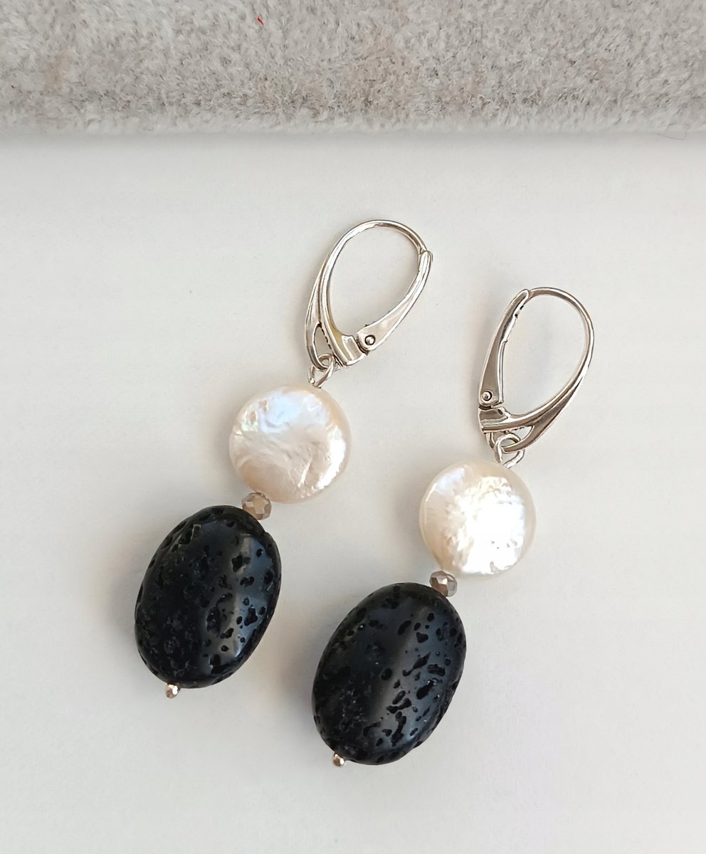 WISZĄCE KOLCZYKI PERŁA BIAŁA CZARNA LAWA WULKANICZNA SREBRO ANGIELSKI ZAPIĘ