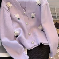 Swetry damskie - TEMU Kardigan Damski z Dekoltem w Serek Lavender - Elegancki Sweter na Wiosnę/Jesień z Haftowanymi Kwiatami 3D i Perłowymi Guzikami, Średnio - miniaturka - grafika 1