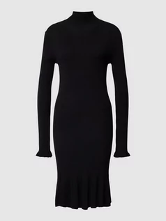 Sukienki - Sukienka o długości do kolan z drobnym prążkowaniem - grafika 1