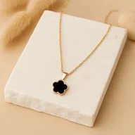 Naszyjniki - Naszyjnik koniczyna czarna – pozłacana celebrytka ze stali szlachetnej 316L - miniaturka - grafika 1