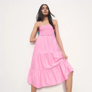 Sukienki - Reserved Bawełniana sukienka midi - Różowy - grafika 1