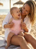 Stroje kąpielowe dla dziewczynek - Sinsay - Strój kąpielowy z foliowym nadrukiem w serca i tiulową falbaną - różowy - miniaturka - grafika 1