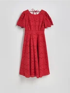 Sukienki - Reserved - Ażurowa sukienka midi z wiązaniem - czerwony - miniaturka - grafika 1
