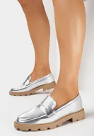 Mokasyny damskie - Srebrne Klasyczne Mokasyny z Ozdobnymi Przeszyciami Shonelle - miniaturka - grafika 1