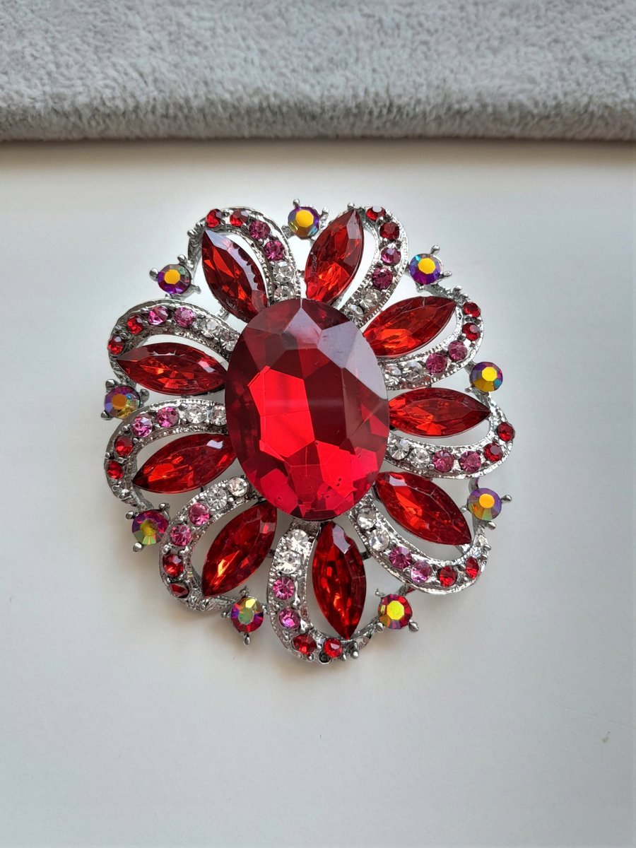 Duża Złota Broszka Czerwona Rozeta Cyrkonie Białe