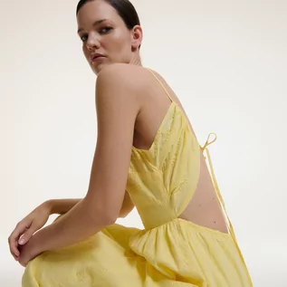 Sukienki - Reserved Sukienka z odkrytymi plecami - Żółty - grafika 1
