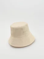 Czapki damskie - Reserved - Kapelusz bucket z haftowanym napisem - złamana biel - miniaturka - grafika 1