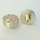 Zawiasy, okucia i inne akcesoria - Gałka meblowa Marbelo L Mosiężna Różowe Terrazzo - miniaturka - grafika 1