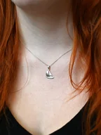 Naszyjniki - Żaglówka mała biała - zawieszka srebrna - miniaturka - grafika 1