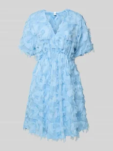 Sukienka koktajlowa o długości do kolan z dekoltem w serek model ‘PAZYLLA’ - Sukienki - miniaturka - grafika 1