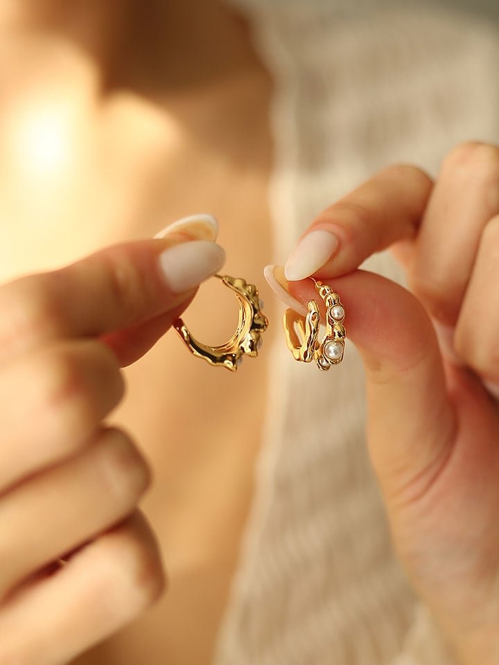 Pierres delicates Pozłacane kolczyki-półkreole z perłami