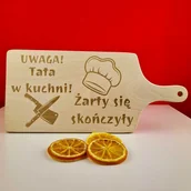 Gadżety dla niej i dla niego - Deska Do Krojenia Na Dzień Taty Uwaga Tata W Kuchni! Żarty Się Skończyły - miniaturka - grafika 1