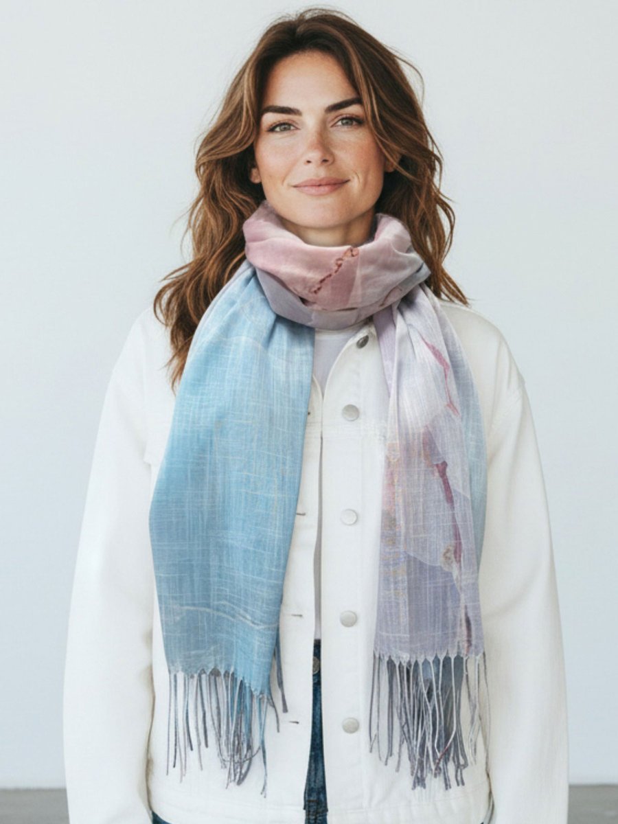 Pastelowy szalik z frędzlami niebieski