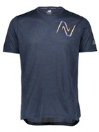 Koszulki sportowe męskie - New Balance Koszulka sportowa w kolorze granatowym - miniaturka - grafika 1