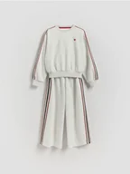 Spodnie i spodenki dla dziewczynek - Reserved - Bawełniany komplet - jasnoszary - miniaturka - grafika 1