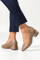 Czółenka - Beżowe czółenka skórzane damskie na ozdobnym klocku złota ozdoba Casu SL24X2-K-40 - miniaturka - grafika 1