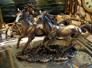 DWA GALOPUJĄCE, WOLNE KONIE PIĘKNE FIGURKA NA TROFEUM - Figurki dekoracyjne - miniaturka - grafika 1