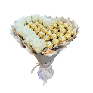 Słodki bukiet w kształcie serca kolory kości słoniowej z cukierkami Ferrero Rocher 30 szt i mydlanych róż 10 szt. Prezent na 40 30 10 urodziny - Zestawy upominkowe - miniaturka - grafika 1