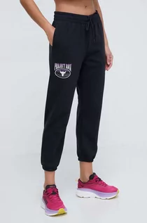 Spodnie damskie - Under Armour spodnie dresowe Project Rock kolor czarny z nadrukiem - grafika 1