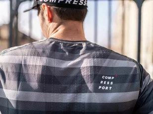 COMPRESSPORT Koszulka biegowa PERFORMANCE SS T-SHIRT czarny - Koszulki sportowe męskie - miniaturka - grafika 4