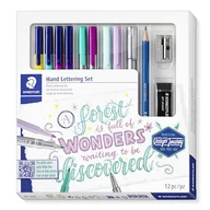 Foliopisy - STAEDTLER Hand Lettering Set Hand Lettering Set Hand Lettering Set, Kartonowe etui w 4 kolorach triplus, 2 triplus fineliner, 2 triplus textsurfer, 1 metaliczny długopis, 1 ołówek do rysowania, 1 - miniaturka - grafika 1