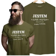 Koszulki męskie - KOSZULKA NA WALENTYNKI PREZENT DLA CHŁOPAKA JESTEM SUPER FACETEM ALE MAM JUŻ SUPER KOBIETĘ KOLOR KHAKI - miniaturka - grafika 1