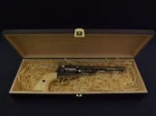 Repliki - broń - REPLIKA REWOLWER KAWALERII USA, S.Colt W PUDEŁKU DENIX MODEL 1040B+P02 - miniaturka - grafika 1